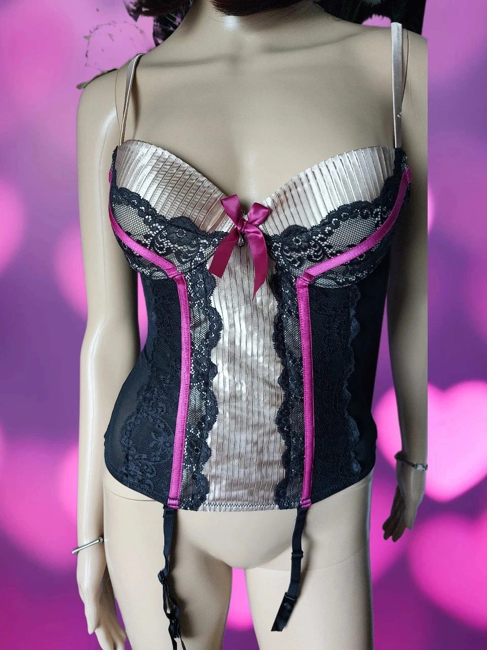 Bustier porte jarretelle ETAM au style glamour et raffiné. Taille 75B